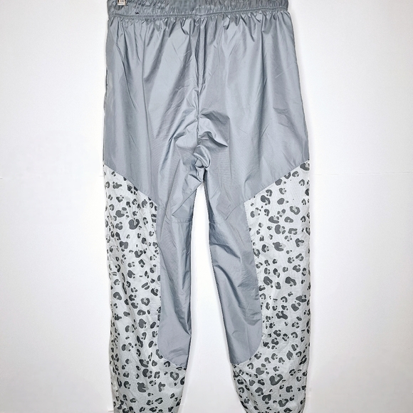 Nike brand "The Snow Leapard in a Jogger".Parachute Joggers size small. - Picture 2 of 10